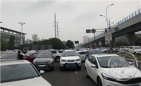 開學(xué)了主干道成停車場