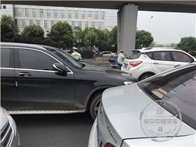 交警指揮交通堵塞