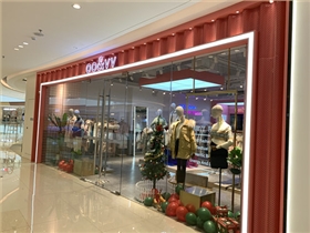 阜陽做一個(gè)服裝展柜多少錢