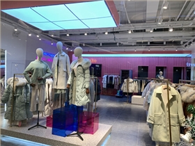 定制服裝展柜具備一定的水平性