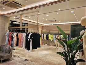 在溫州定制服裝展柜都有哪些講究