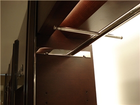 想要定制服裝展柜