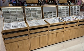 為什么眼鏡展示柜定制受商家的認可