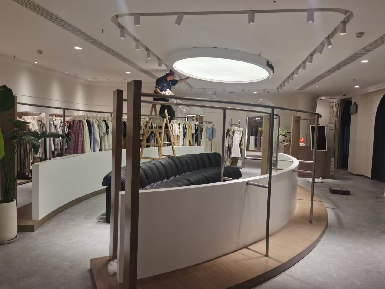 湖北十堰奧特萊斯服裝展柜制作