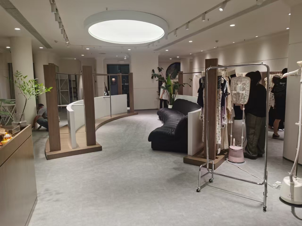 鹽城LOZIO羅茜奧男裝展柜制作安裝