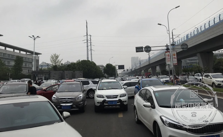 開學了主干道成停車場