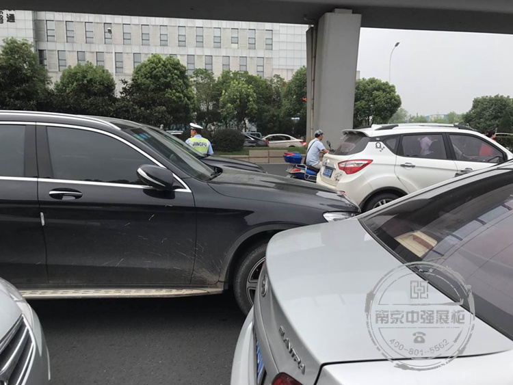 交警指揮交通堵塞