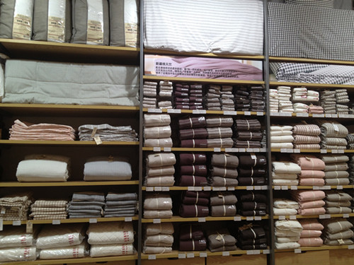 阜陽服裝展柜制作從細(xì)節(jié)看品質(zhì)