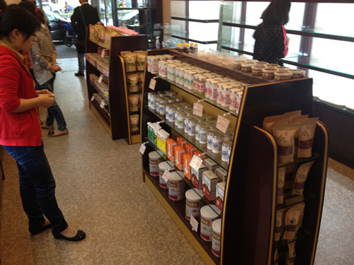 蕪湖雨季對(duì)制作食品展柜做好相應(yīng)措施