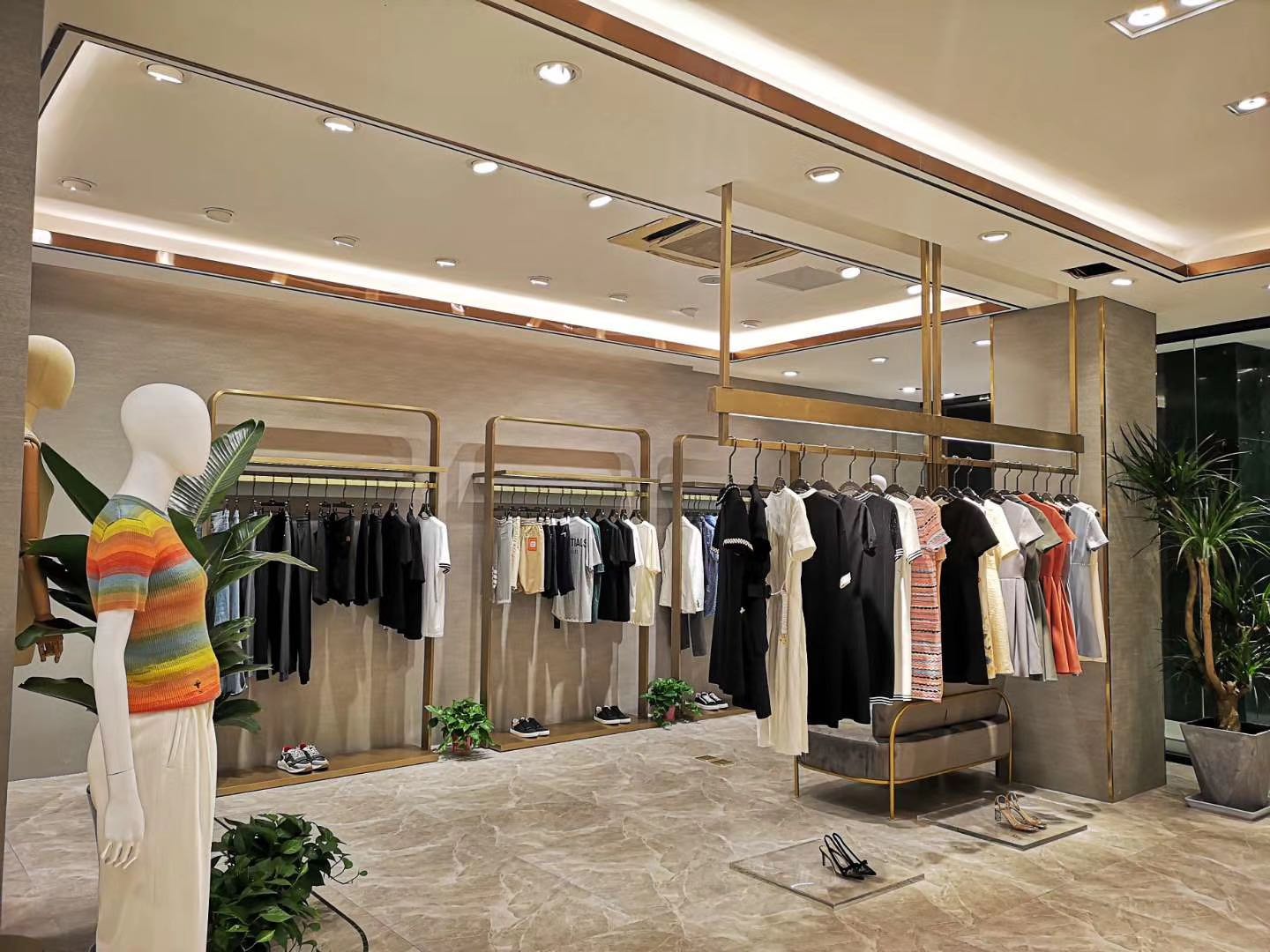 在溫州定制服裝展柜都有哪些講究