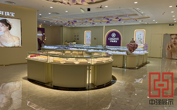 南京展柜廠家分享珠寶展柜制作的注意事項