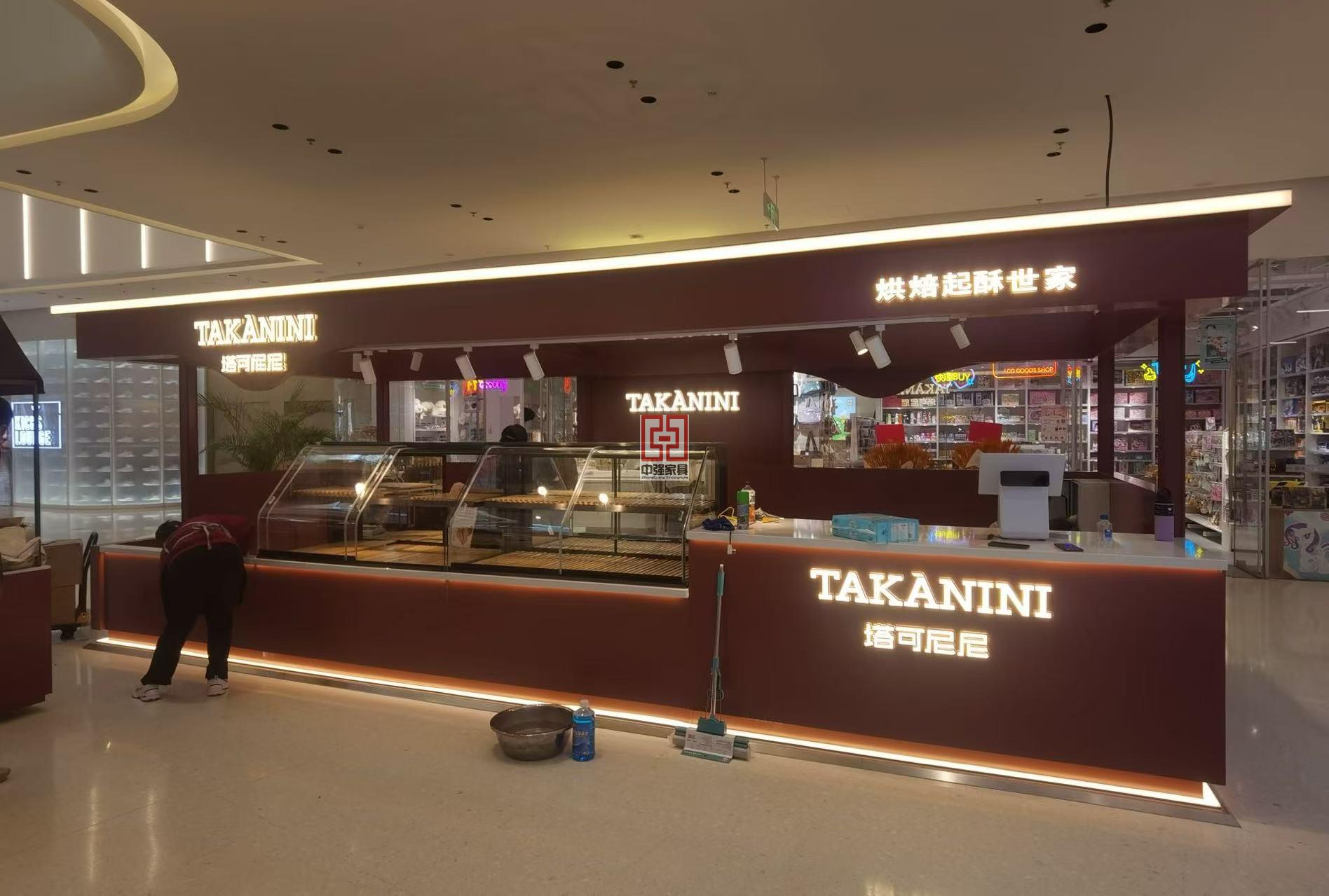 「多徑點位智能展柜定制｜商場店鋪場景化裝修全案服務-南京中強展柜廠（自有15000㎡智造基地·數據驅動設計）」