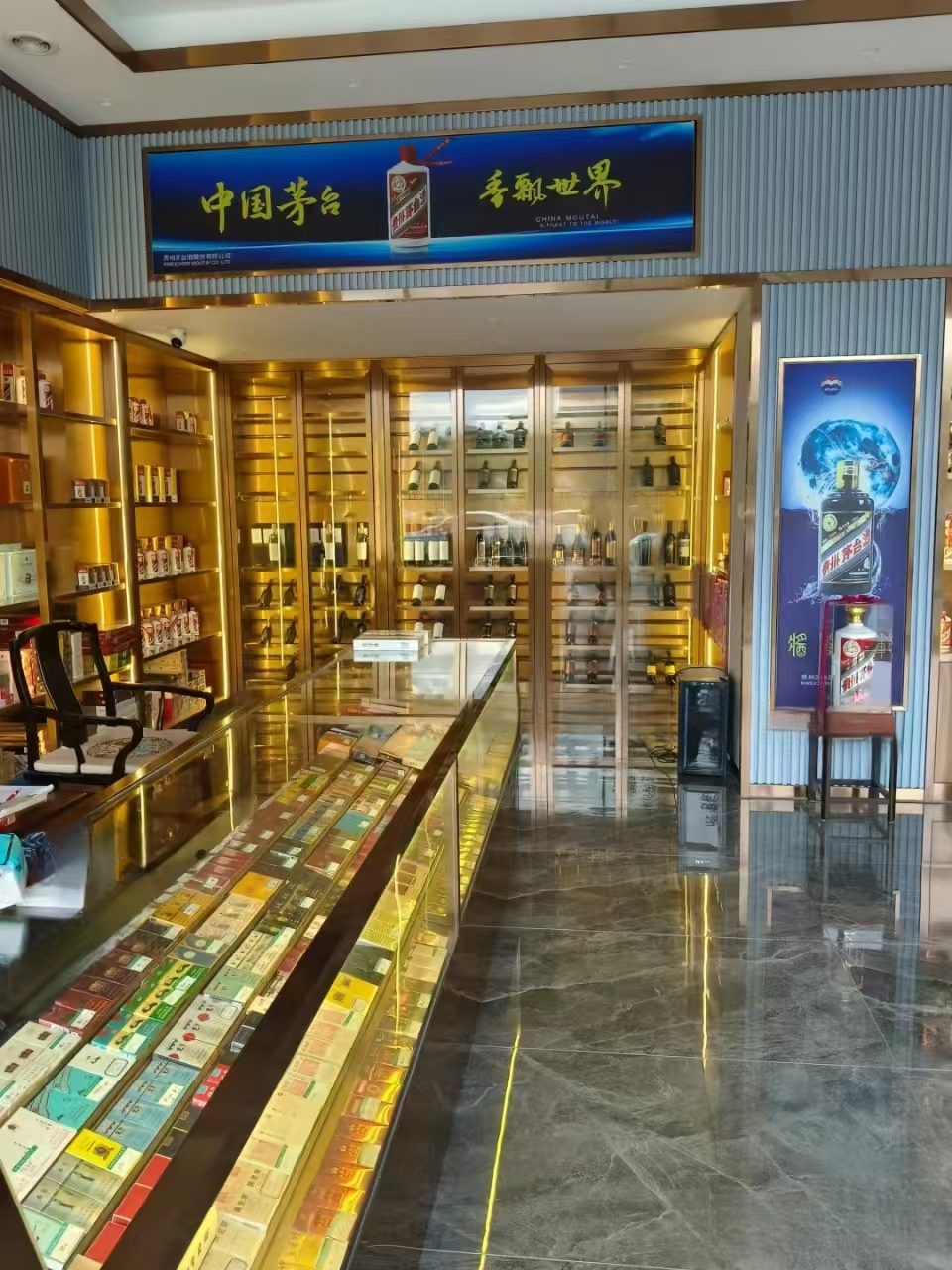 專業(yè)定制煙酒展柜來中強