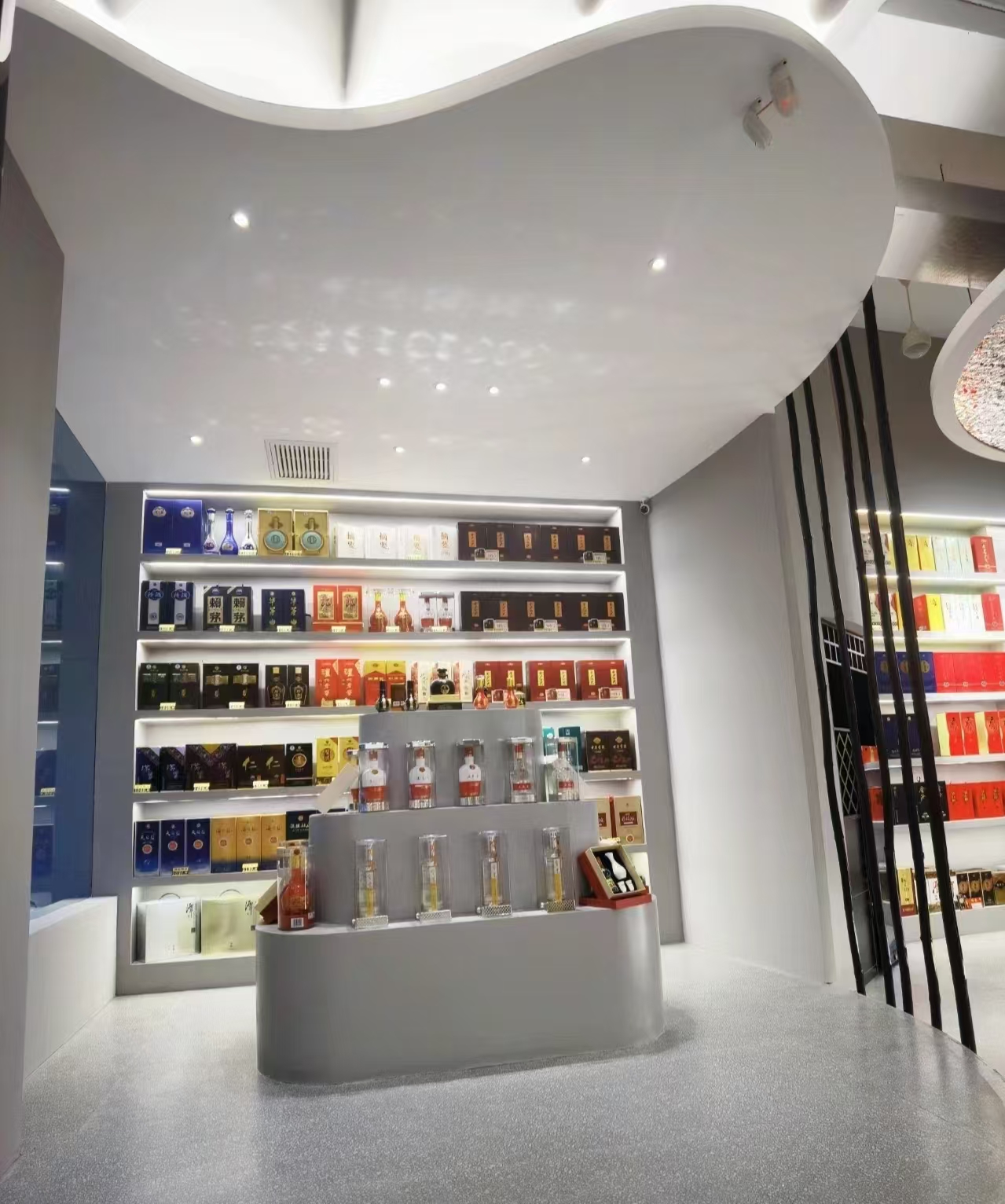 煙酒展柜專業(yè)定制廠家-品質信賴中強展柜